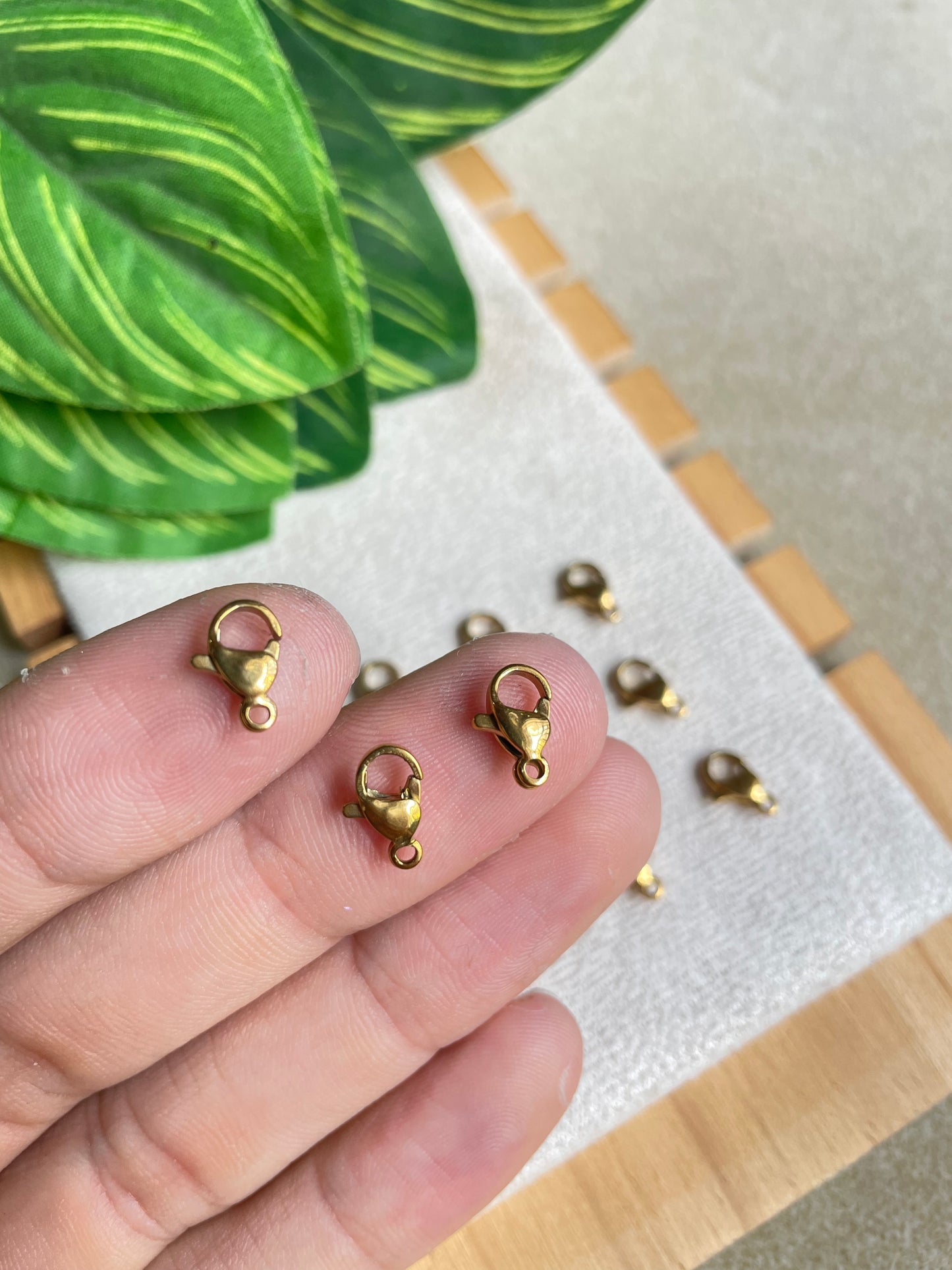 Broches de perico dorado en acero inoxidable