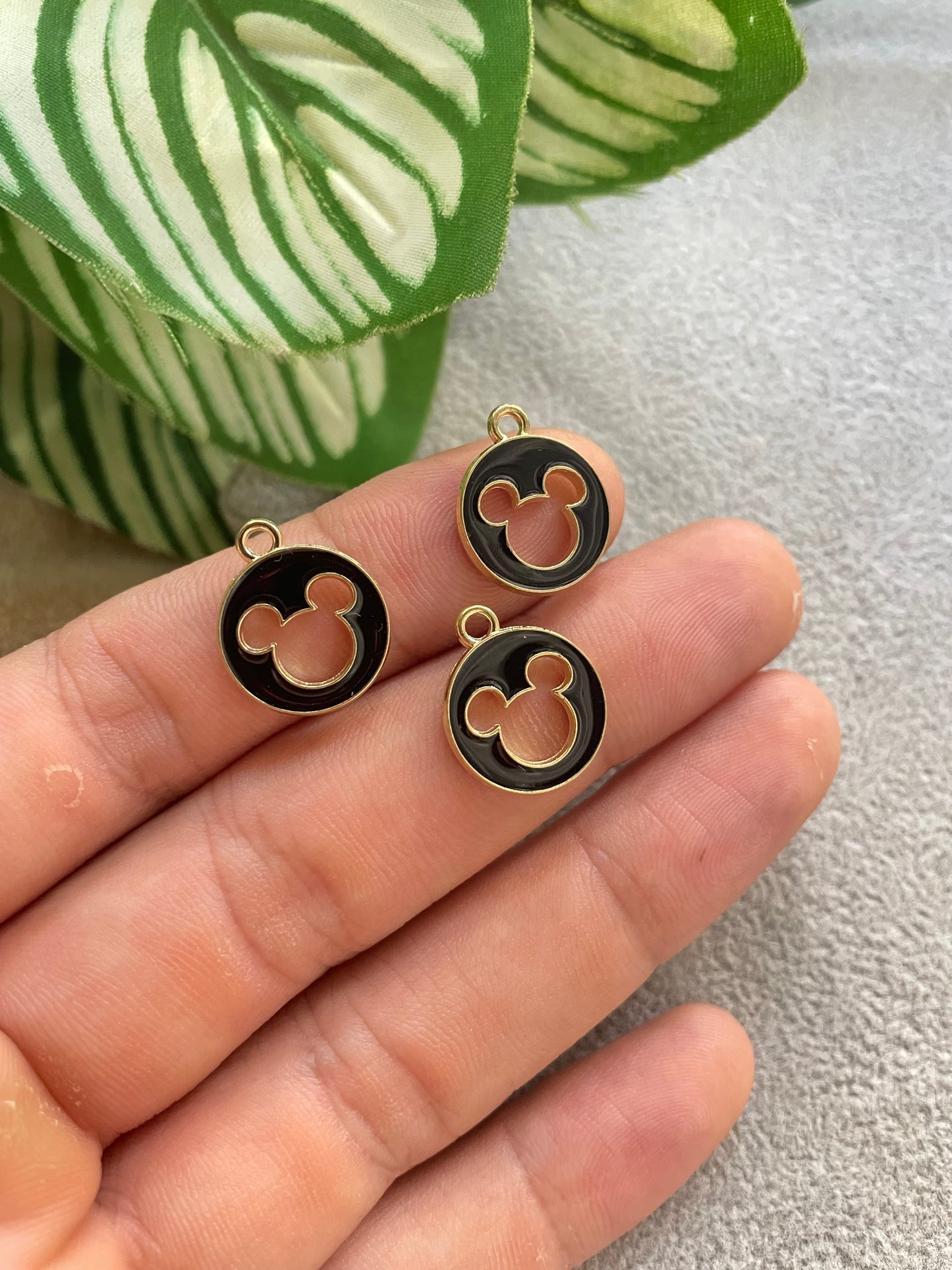 Dije de mickey - pewter y enamel