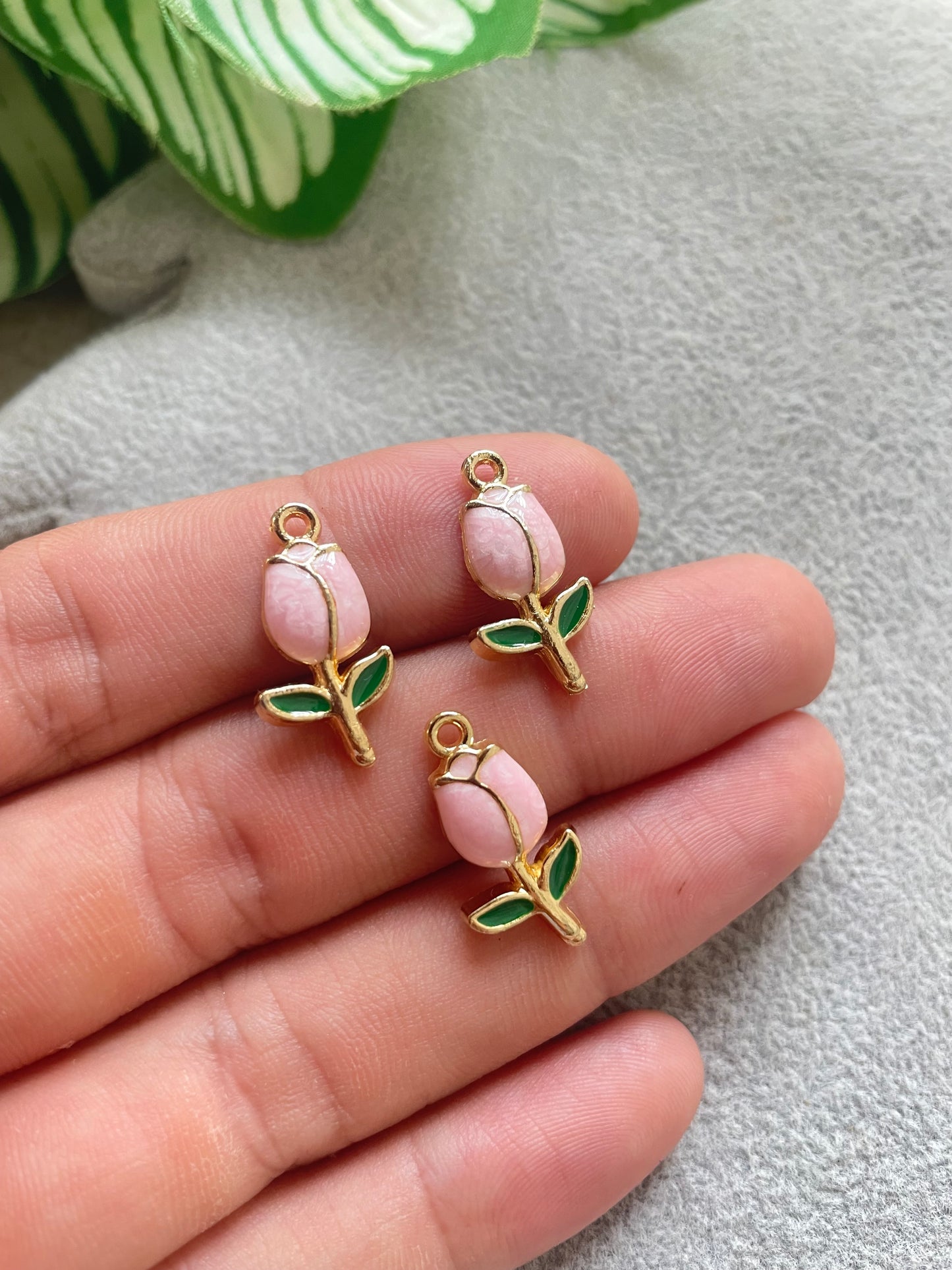 Tulipán rosa viejo de brass con enamel