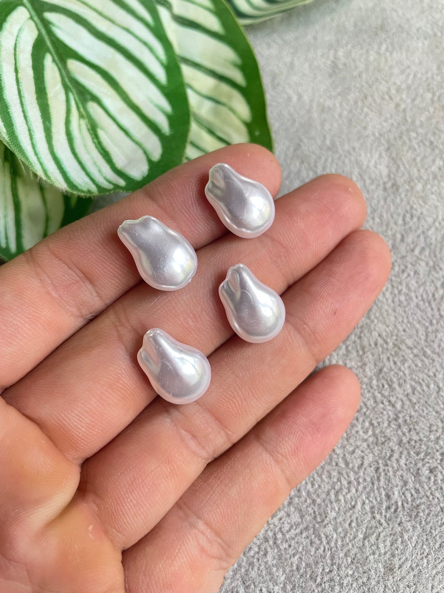 Perla acrílica estilo barroca