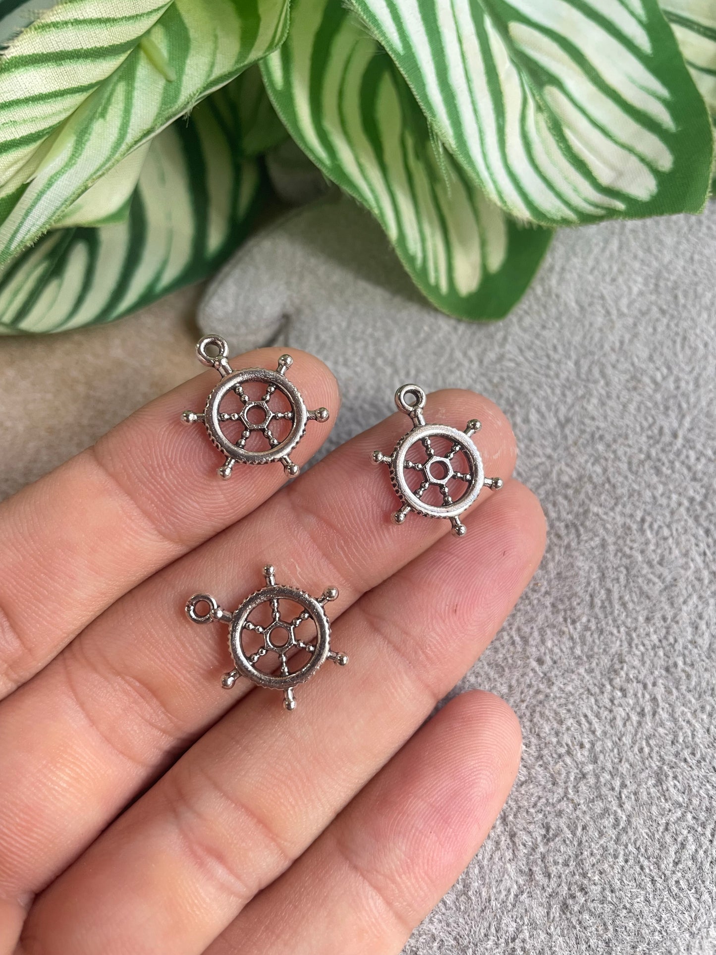 Dije de timón de pewter