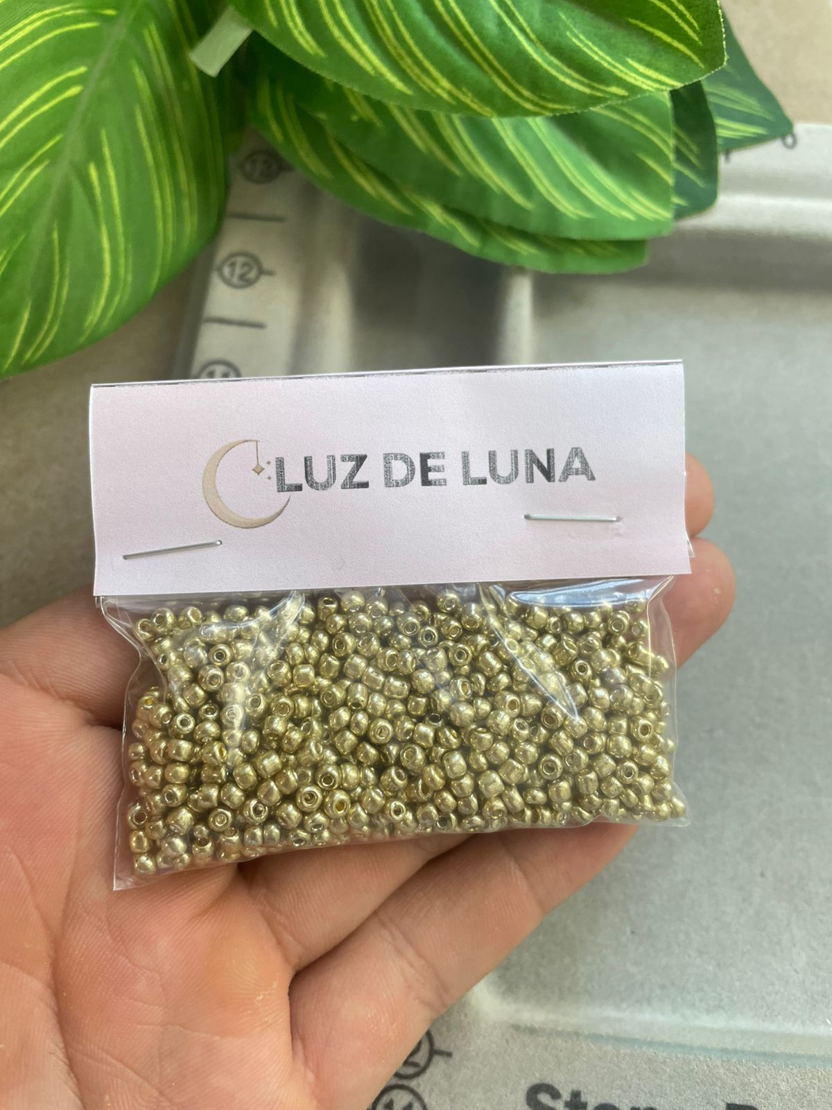 Mostacilla dorada 8/0