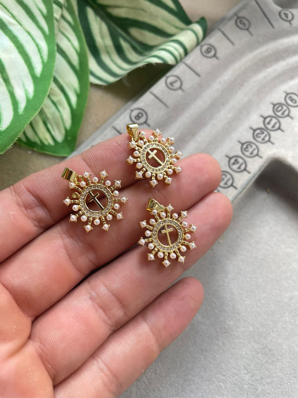 Dije de cruz con perlas