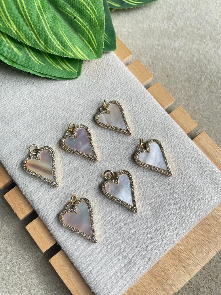 Dije de corazo de micropave con madre perla