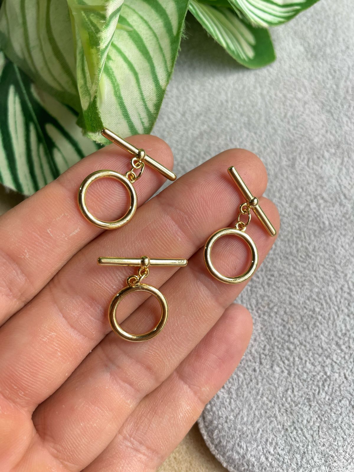 Broche T mediano 18k