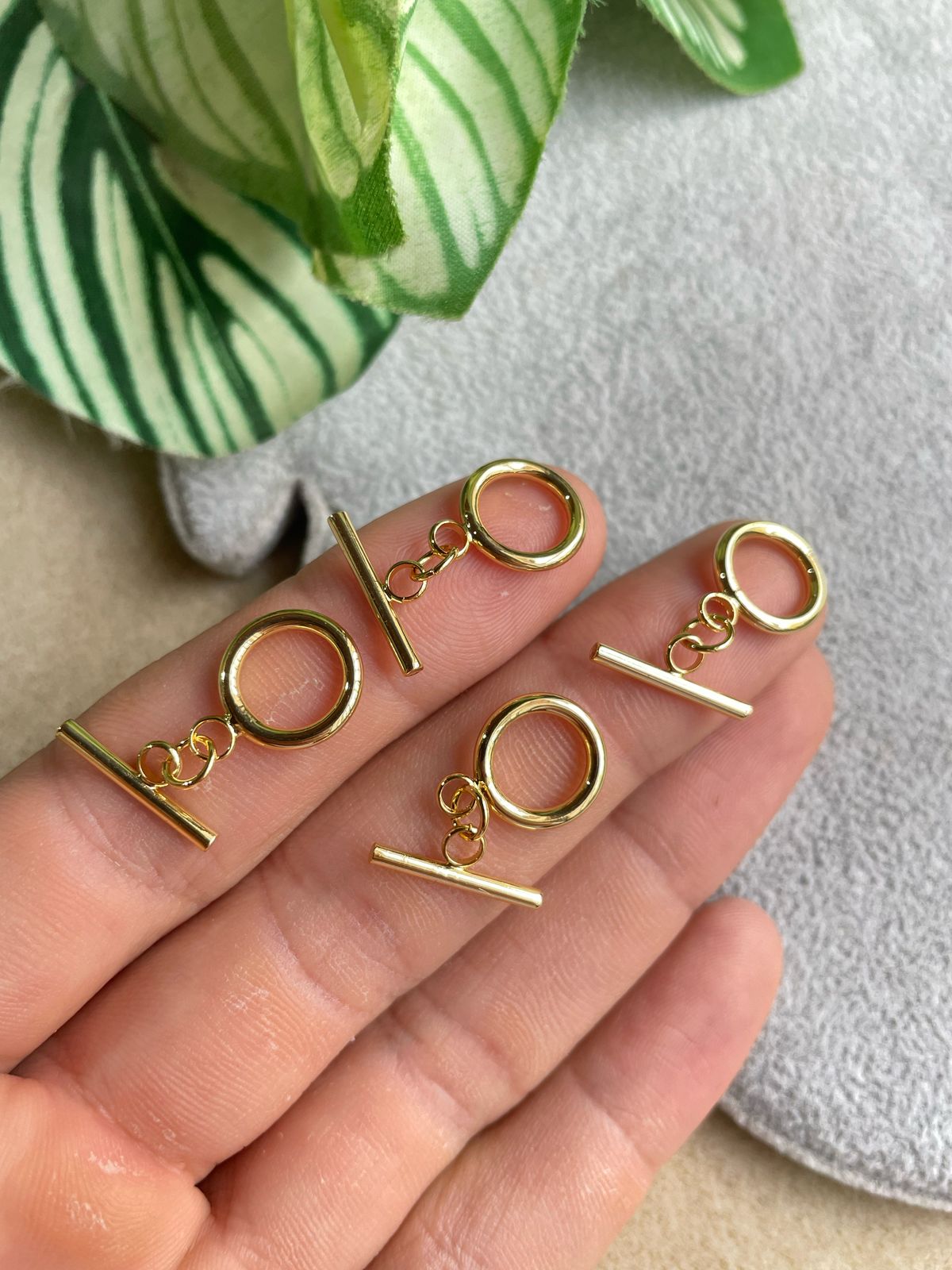 Broche T pequeño 18k