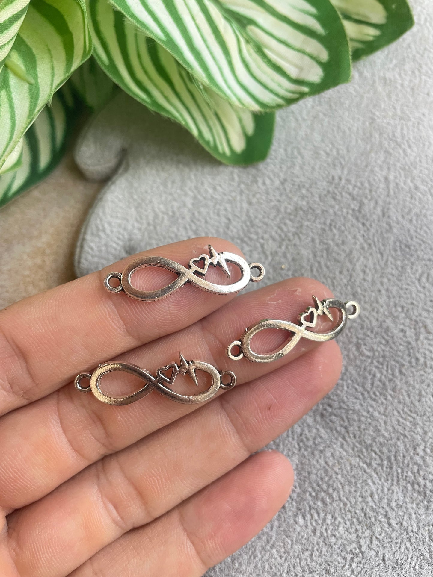 Enlace de infinito con ritmo cardiaco de pewter