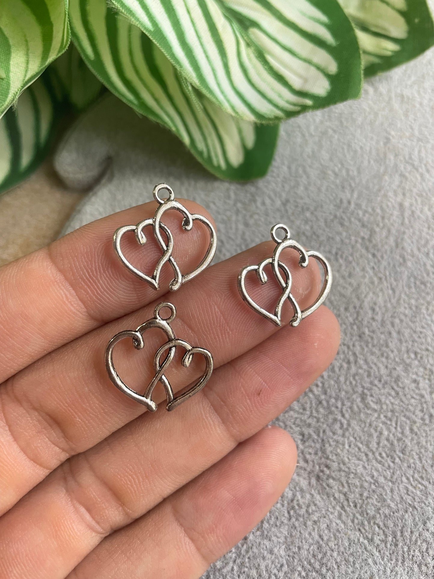 Dije de doble corazón de pewter