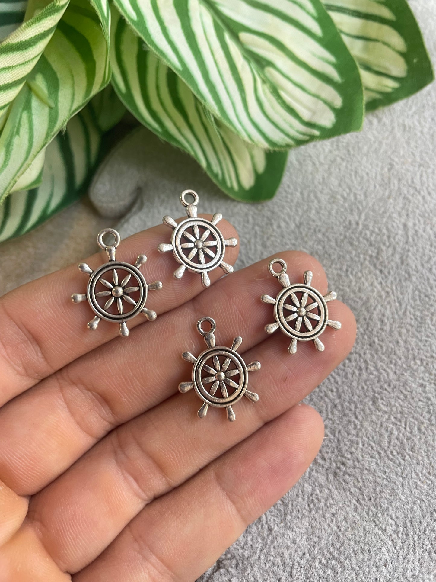 Dije de timón de pewter