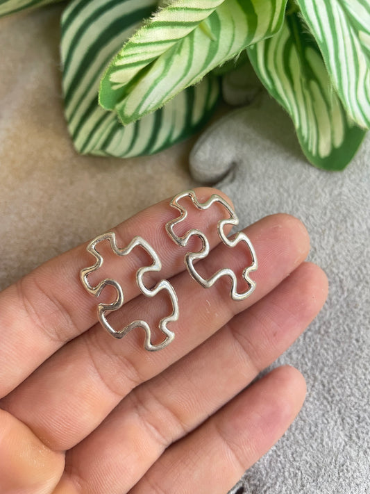 Dije de silieta de pieza de rompecabezas de pewter