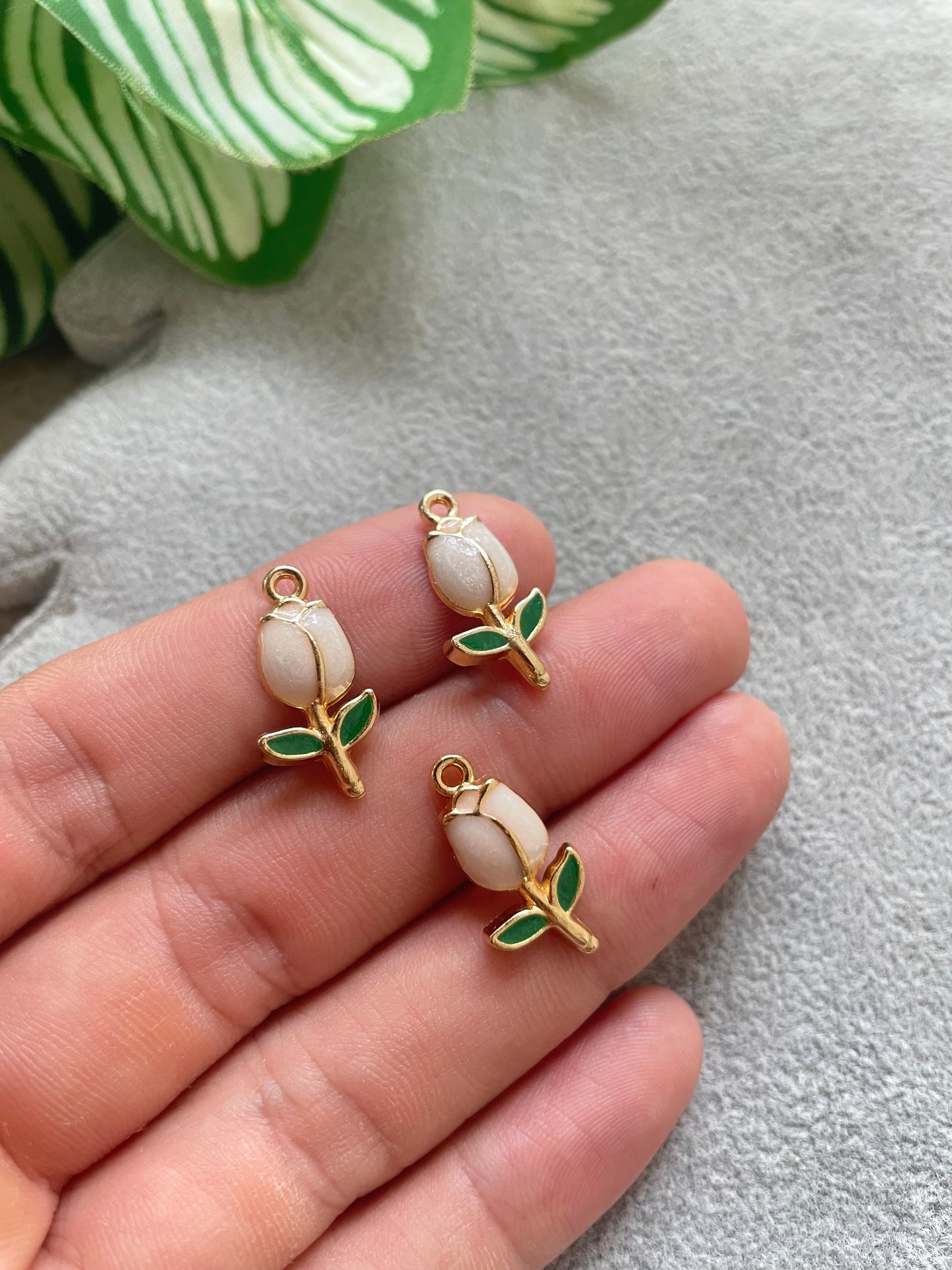 Tulipán beige de brass con enamel