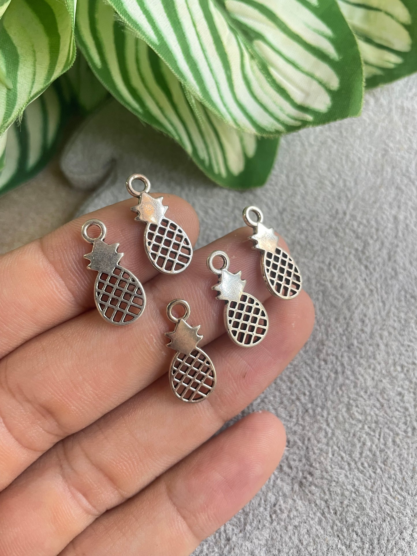 Dije de piña de pewter