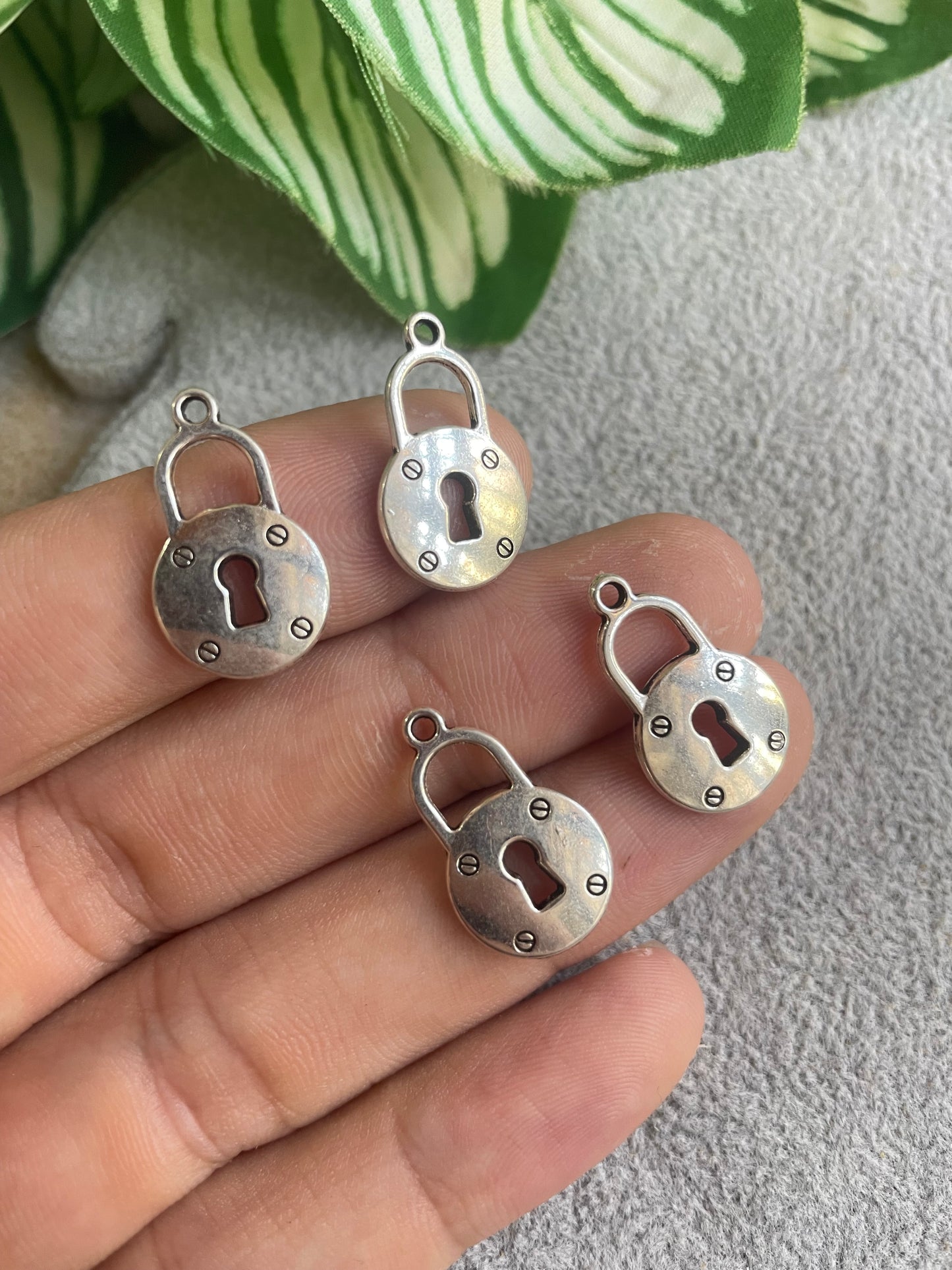 Dije de candado de pewter