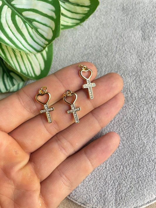 Dije de Cruz con corazón.