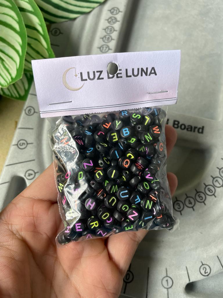 Letras acrílicas negras con colores (50 gramos)